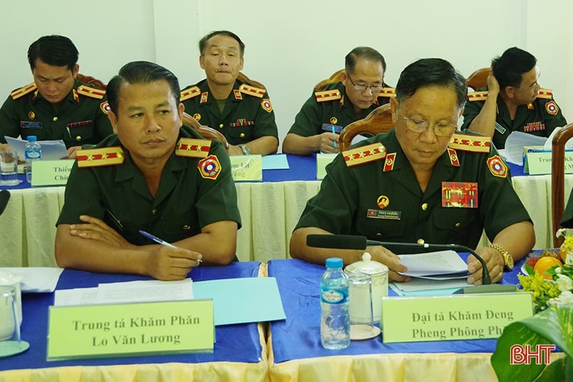 Le commandement militaire de Ha Tinh et de Bolikhamxay saisit la situation et échange proactivement des informations.