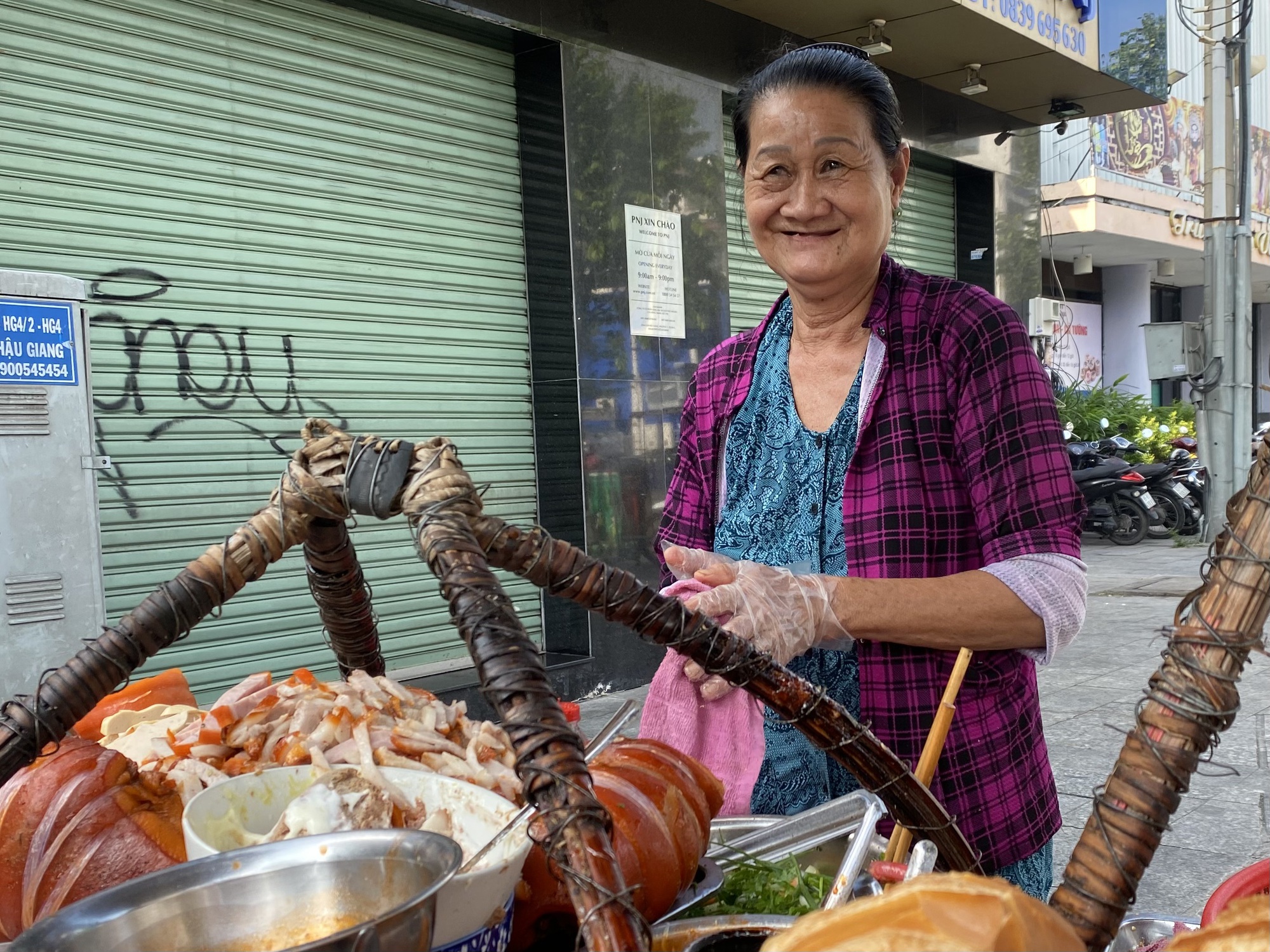 Gánh bánh mì hơn nửa thế kỷ ở TP.HCM: &quot;5.000 đồng cũng bán&quot; - Ảnh 1.