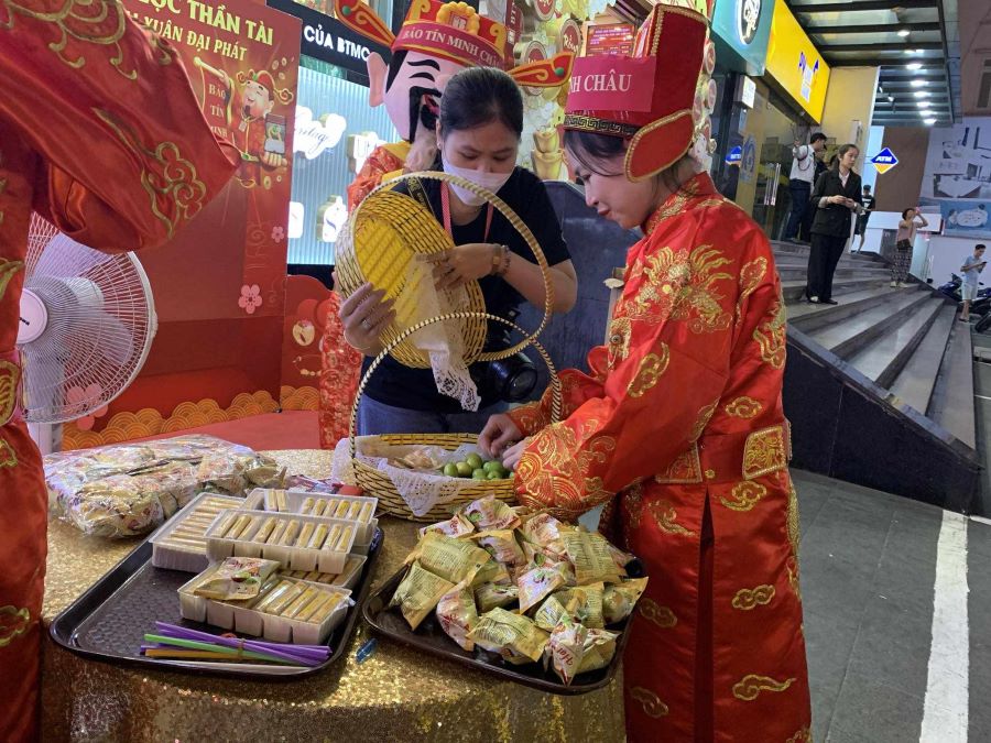 La tienda de oro también prepara comida para los clientes. Foto: Phan Anh