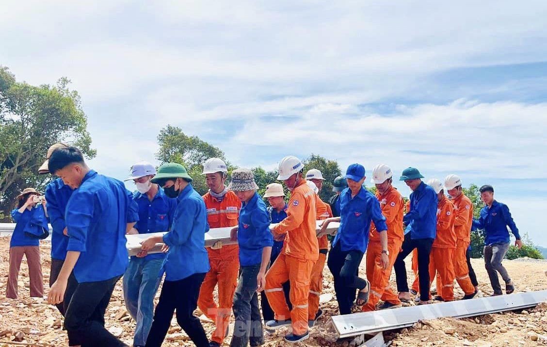 Beautiful images of green shirt volunteers contributing to the 500kV line project, circuit 3, photo 18