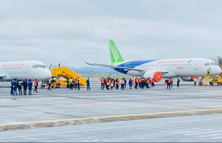 カムパ税関はコマックグループの航空機2機を受け取り、処理した。