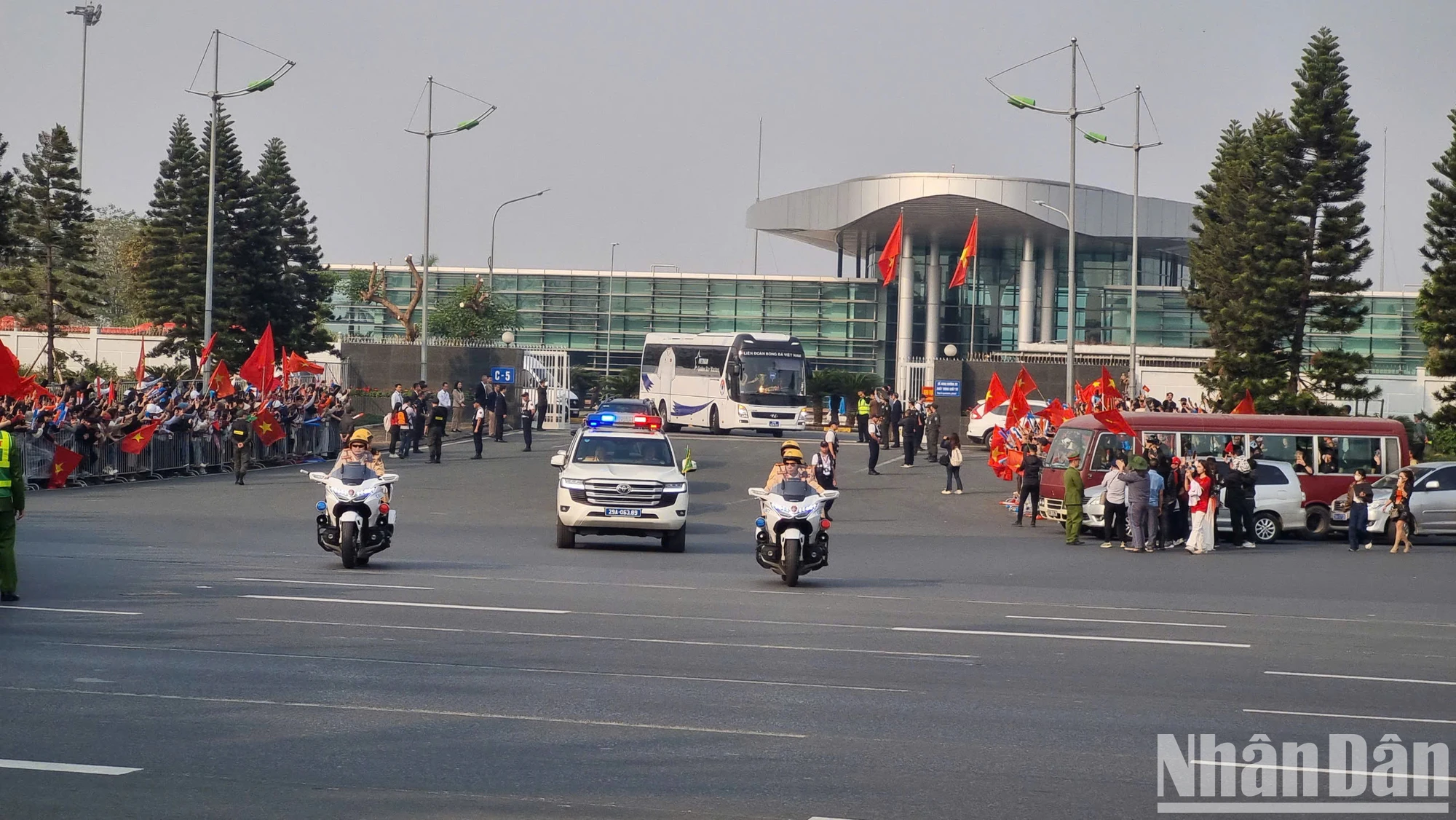 [Photo] Fans welcome the champions home photo 8