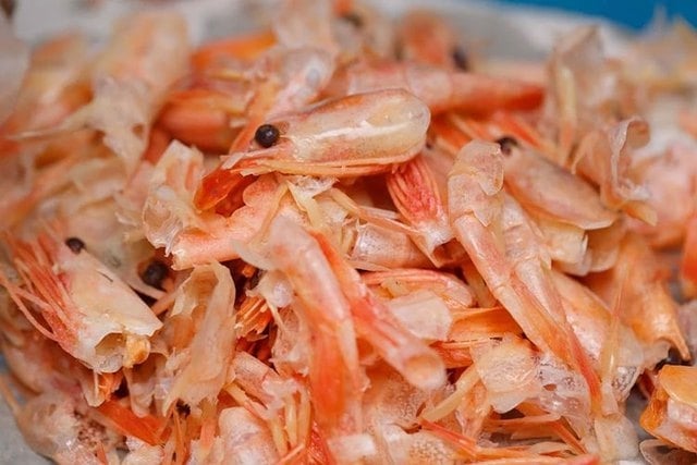 Burning shrimp shells to cure allergies, girl falls into critical condition