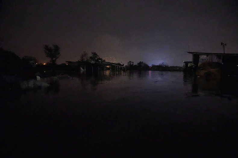 Die Überschwemmung des Thao-Flusses überschreitet das historische Niveau, das Wasser des Roten Flusses steigt und beeinträchtigt einige Gebiete in Hanoi, Foto 52