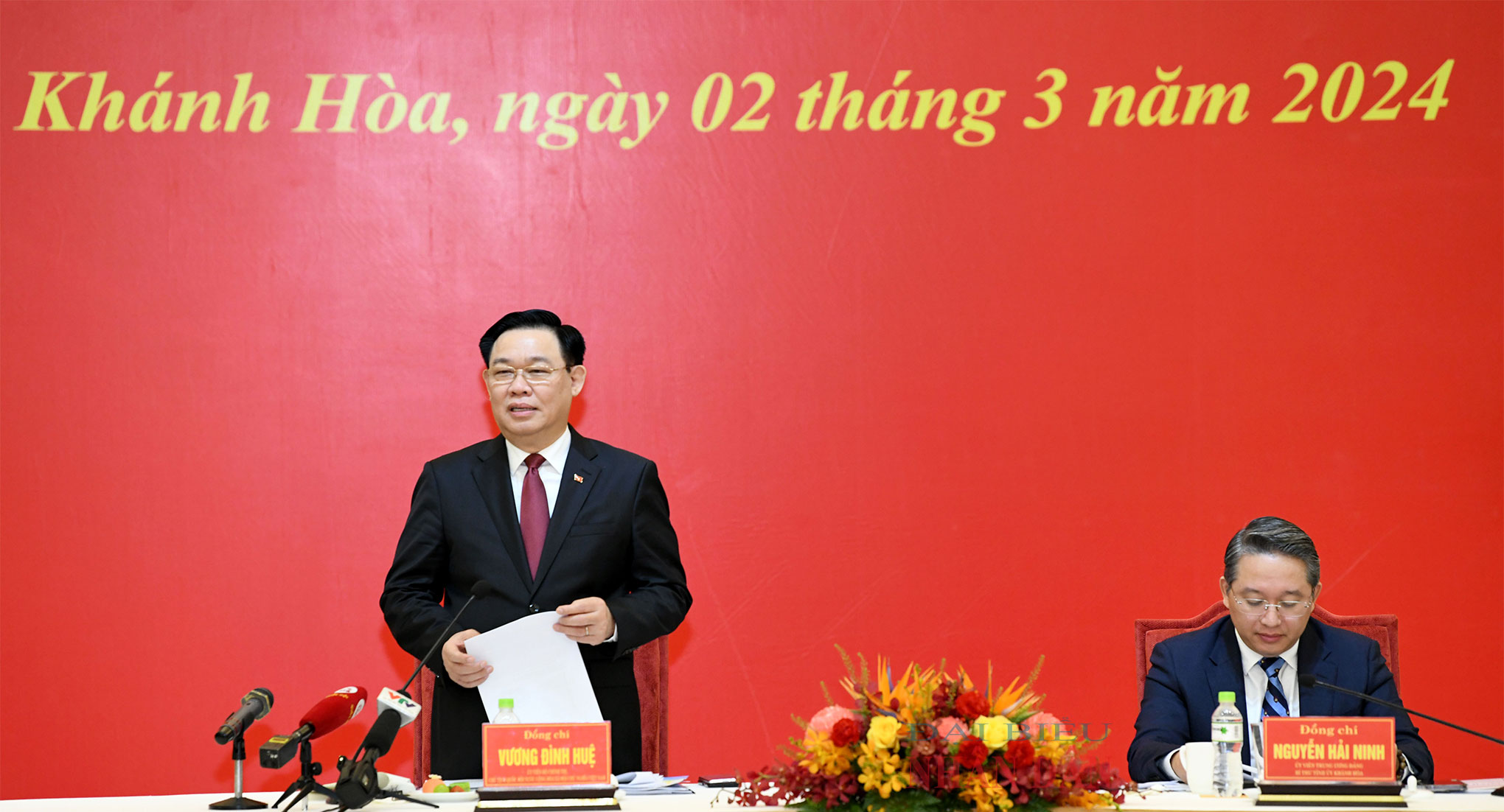 국회의장 Vuong Dinh Hue는 Khanh Hoa 성 당위원회 상임위원회와 협력합니다.