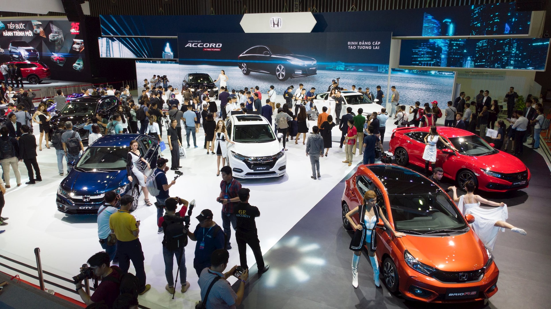 Muchas marcas de automóviles nuevos aparecen en el Salón del Automóvil de Vietnam 2024 foto 1