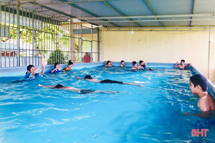 Clases de natación gratuitas y prácticas en Ha Tinh