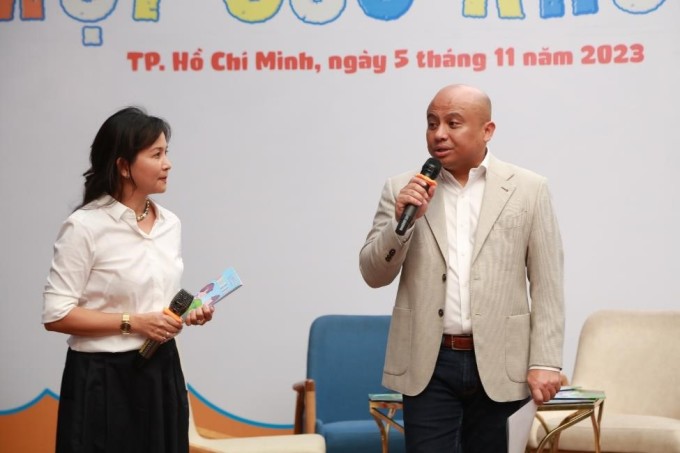 Herr Luigi Isabelo Dejos (rechts), Direktor von Consumer Healthcare, Bayer Vietnam, sprach bei der Buchvorstellung. Foto: Minh Phu.