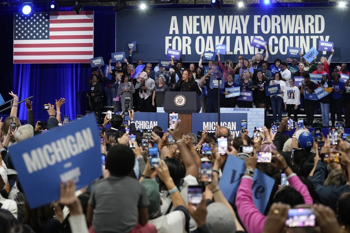 Elecciones estadounidenses de 2024 La señora Harris y el señor Trump deciden pelear por el rapero asiático-estadounidense en el estado clave de Michigan. Foto 1