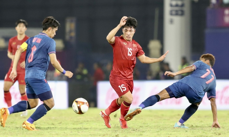 Wie wirkt sich der schlechte Platz auf die Spielweise der U22 Vietnam aus?