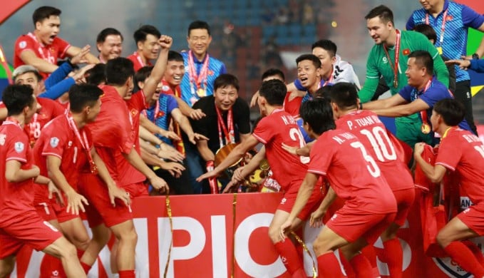 Huấn luyện viên Kim Sang-sik (giữa) ăn mừng chức vô địch ASEÂN Cup 2024 cùng tuyển Việt Nam. Ảnh: Thanh Vũ