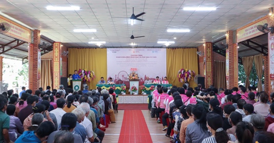 Das Buon Ma Thuot University of Medicine and Pharmacy Hospital bietet medizinische Untersuchungen und Behandlungen an und überreicht den Menschen Geschenke