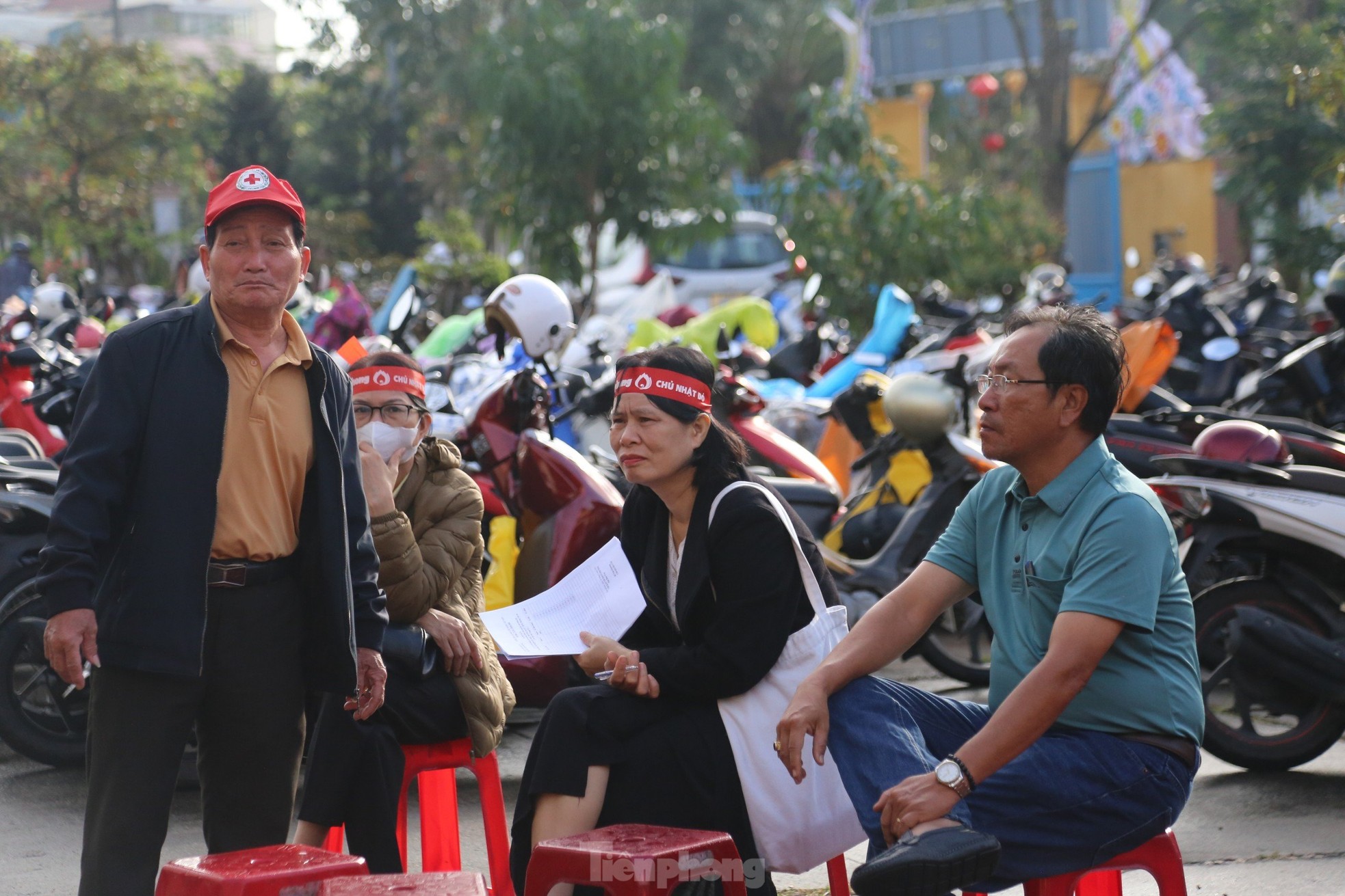 Hoi An ancient town residents brave the rain to donate blood on Red Sunday photo 5