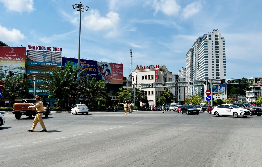 Ha Long Traffic Police diverted traffic due to a power outage at Loong Toong Intersection in the midst of intense heat, receiving support and high appreciation from the people.