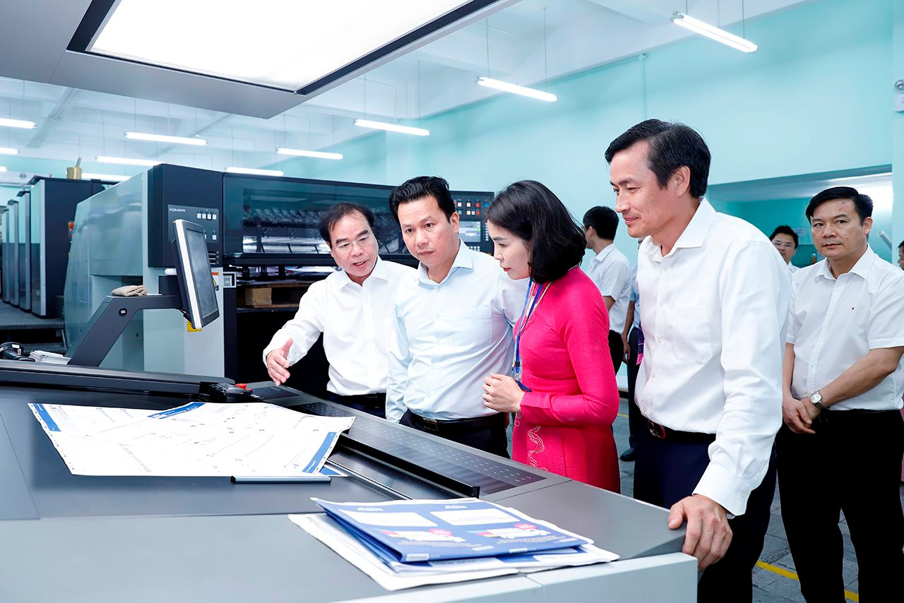 small_20240415-bo-truong-trao-qd-nxb-19.jpg