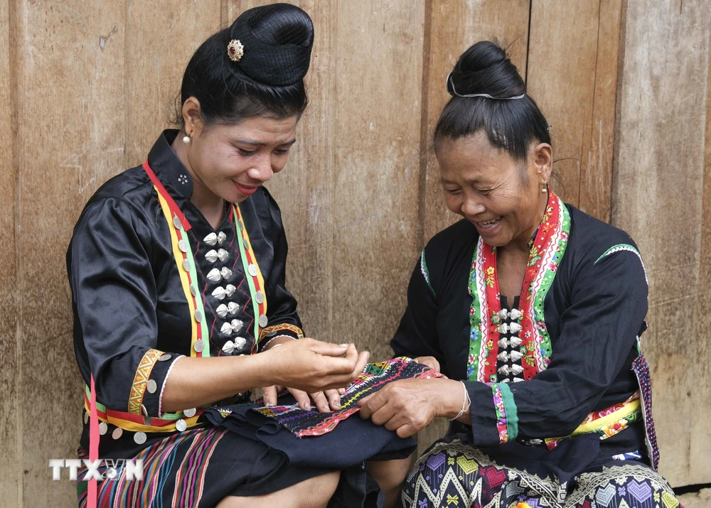 TTXVN_2305trangphucdantocCong1.jpg