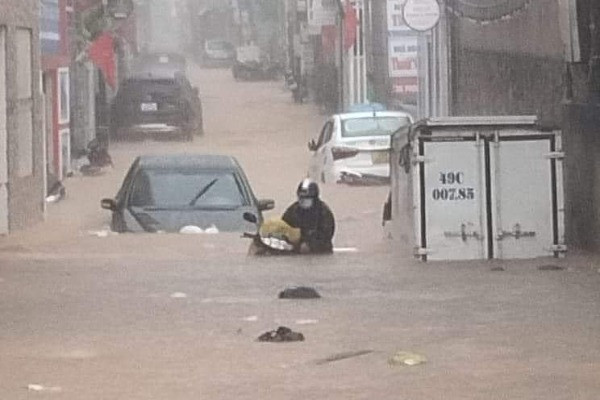 Heavy rain for 1 hour, Dalat flooded in the first day of September 2nd holiday