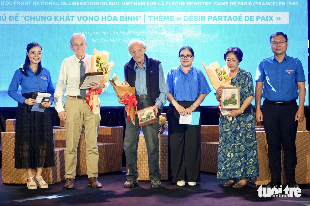 Thanh niên TP.HCM giao lưu cùng hai người treo cờ Việt Nam trên nhà thờ Đức Bà Paris - Ảnh 1.