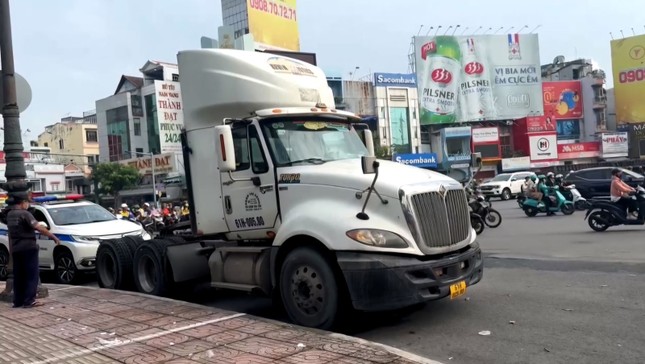 Container truck drops cargo in the middle of intersection in Ho Chi Minh City, causing traffic chaos photo 2