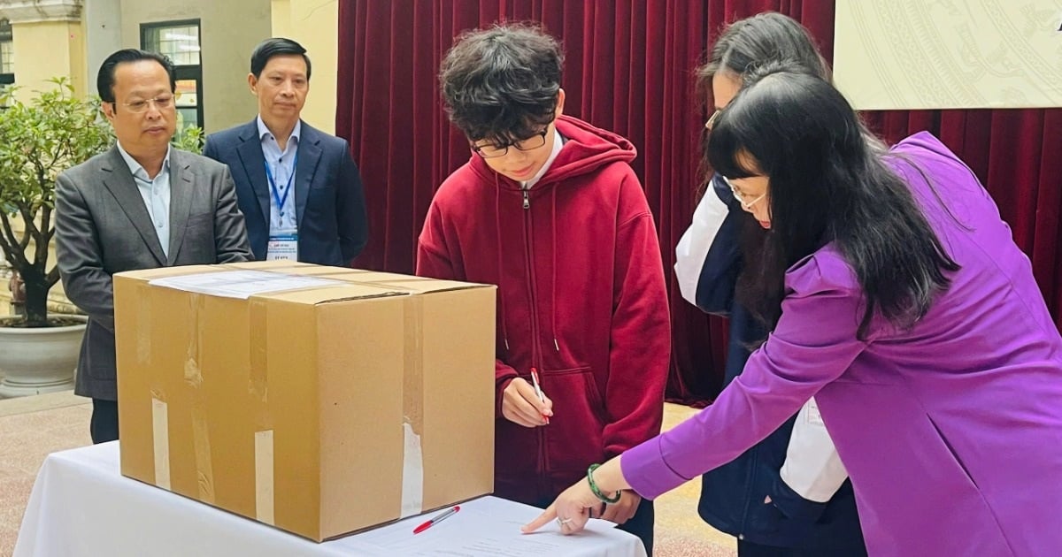 Heute haben mehr als 4.000 Schüler an der Prüfung für hervorragende Schüler in Hanoi teilgenommen.