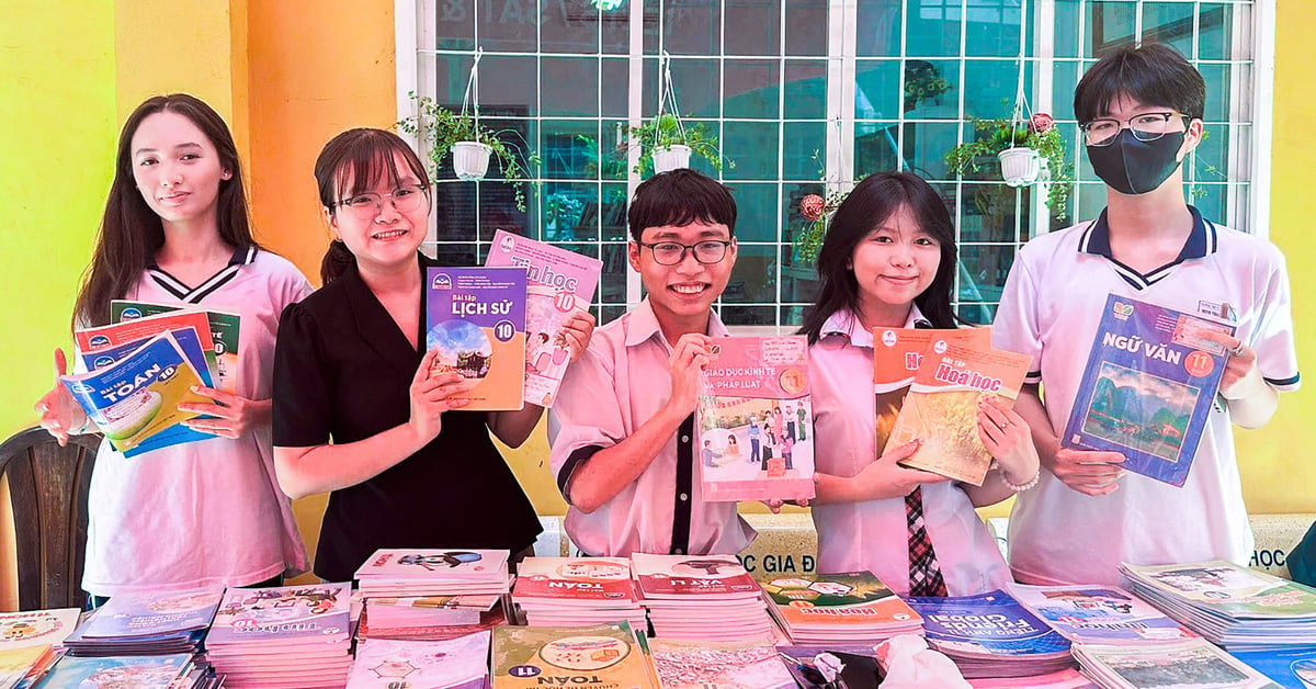 Les étudiants de Hô Chi Minh-Ville ont installé un stand de livres à coût gratuit pour soutenir les étudiants défavorisés au début de la nouvelle année scolaire.