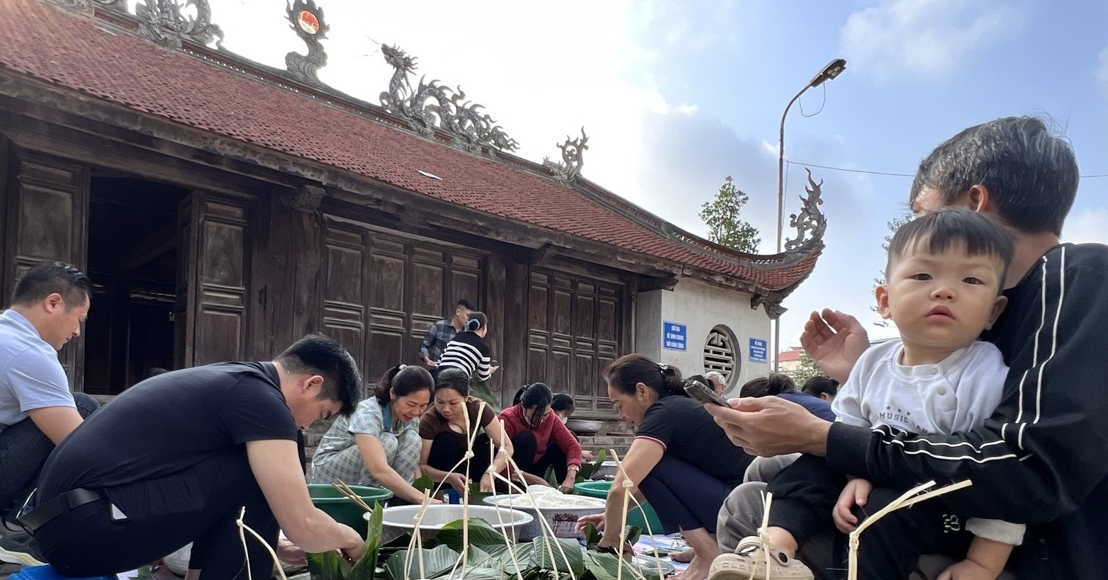 Todo el pueblo “contribuye con arroz” para hacer un acto emotivo en el patio de la casa comunal el último día del año.