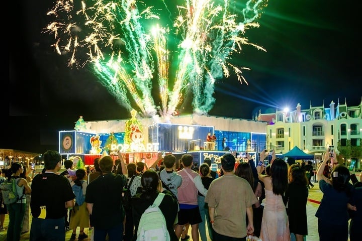 Màn pháo hoa rực sáng tại sự kiện “khai màn” cửa hàng popup từ POPMART.