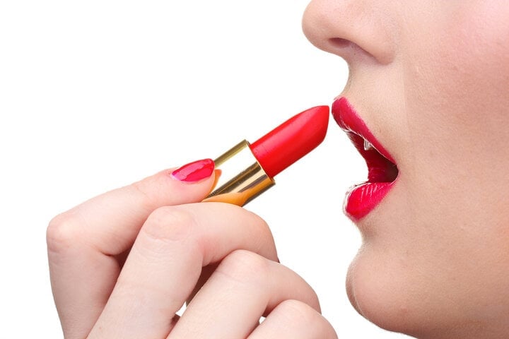 El lápiz labial es un cosmético de uso común.