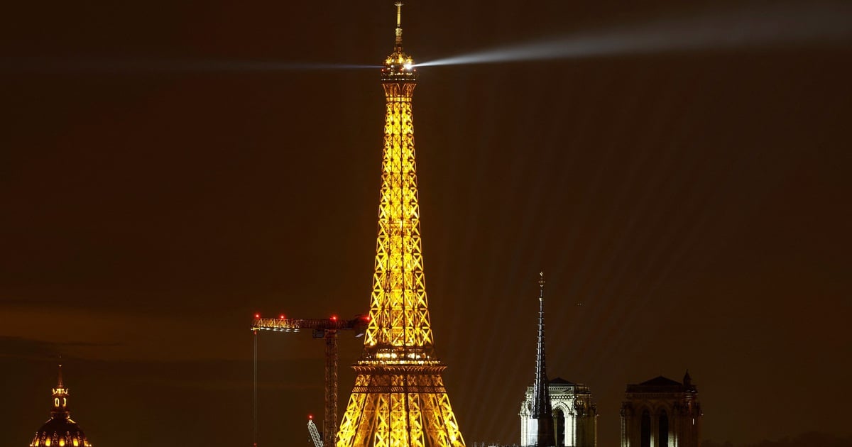 Fire at Eiffel Tower, about 1,200 tourists evacuated