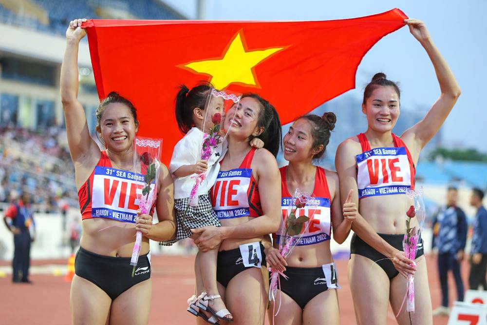 The work “The gold medal-winning moment of the Vietnamese speed “queens”” - Author Vo Hoang Trieu. Photo: Vo Hoang Trieu