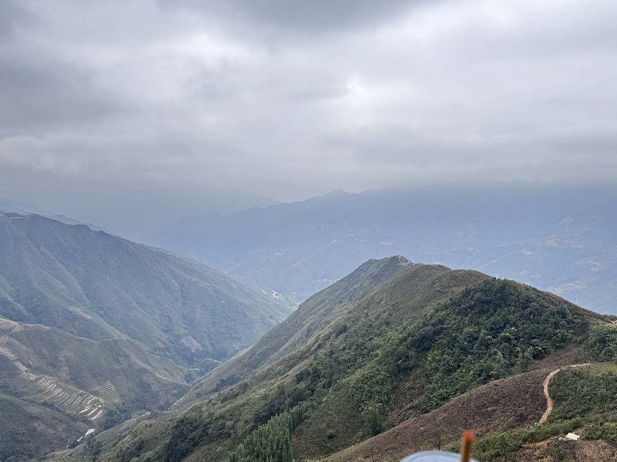 タ・スアはソンラ省バクイエン郡の高地にあるコミューンです。ここは、北西部の山々と森林の荒々しく雄大な美しさから、近年多くの若者が訪れる観光地です。