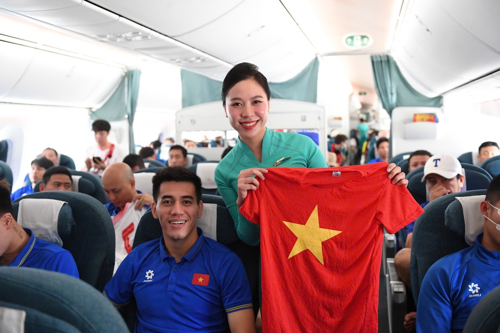 Vietnam Airlines schickt Spieler der vietnamesischen Fußballnationalmannschaft in die Business Class