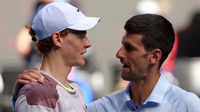 Djokovic (phải) chúc mừng Sinner, sau trận bán kết Australia Mở rộng hôm 26/1 trên sân Rod Laver Arena, Melbourne. Ảnh: Sky