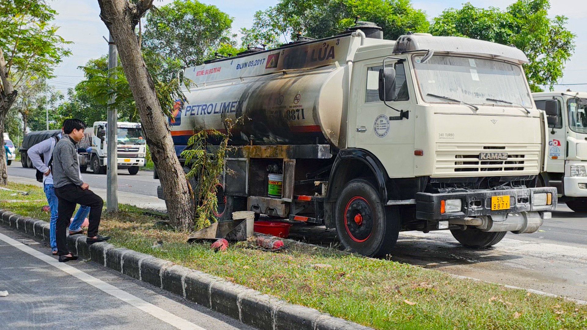 Cháy xe bồn chở nhiên liệu trên đại lộ Nguyễn Văn Linh