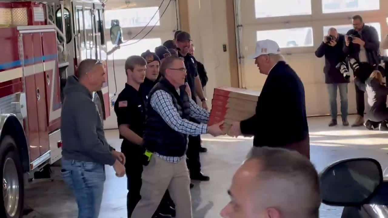 Trump entrega pizza a los bomberos de Iowa