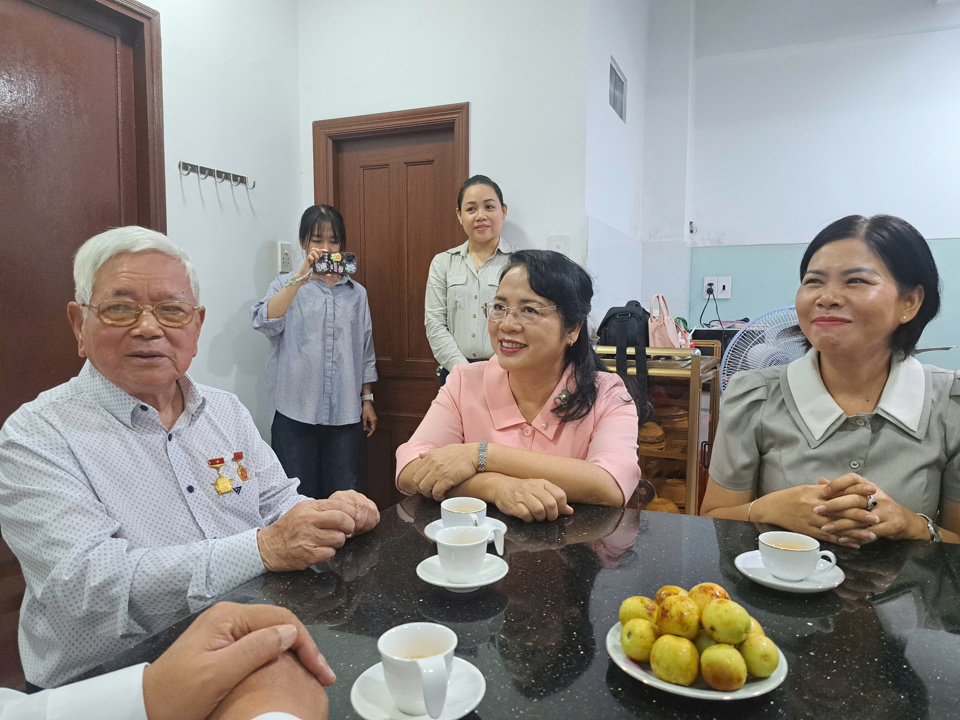 Member of the Standing Committee of the City Party Committee, Head of the Inspection Commission of the Ho Chi Minh City Party Committee Tran Kim Yen; Vice Chairwoman of the Phu Nhuan District People's Committee Nguyen Thi Kieu Nhi and local leaders.