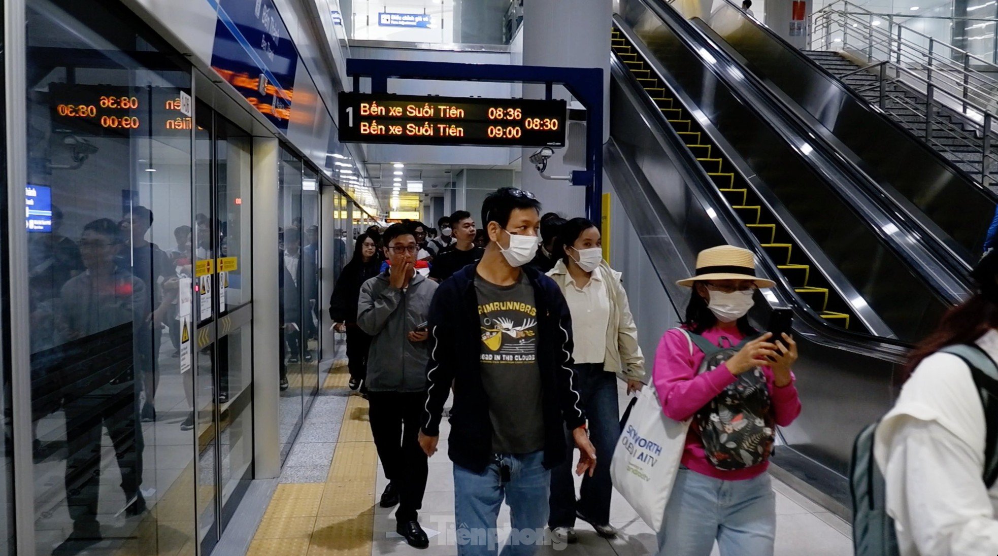 Die Menschen in Ho-Chi-Minh-Stadt sind froh, dass sie zum ersten Mal mit der U-Bahn zur Arbeit oder zur Schule fahren können, weil die Fahrtzeit kürzer ist. Foto 1