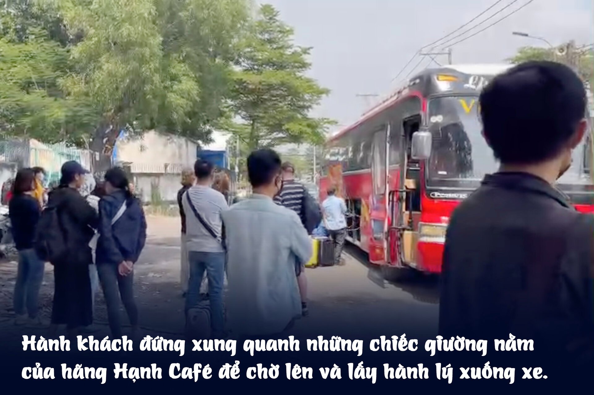 Exposing the tricks of bus companies in Ho Chi Minh City to 'herd' passengers to illegal stations - 11