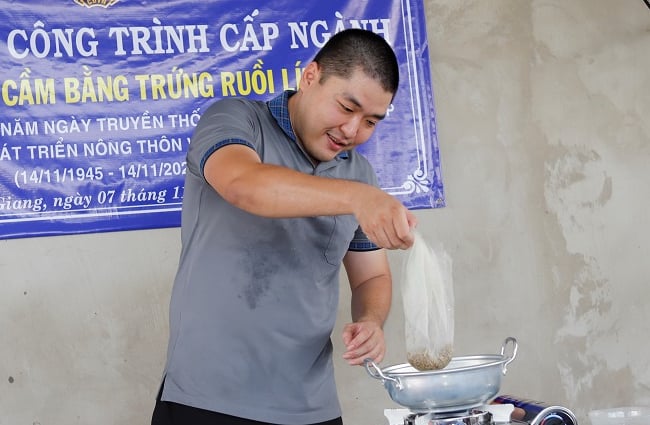 Anh Lê An Bình, chủ cơ sở nuôi gà lấy trứng (sản lượng 80 ngàn trứng/ngày) ở ấp Bình Ninh, xã Bình Phan, huyện Chợ Gạo thực nghiệm quy trình xử lý ấu trùng ruồi lính đen. Ảnh: Minh Đảm.