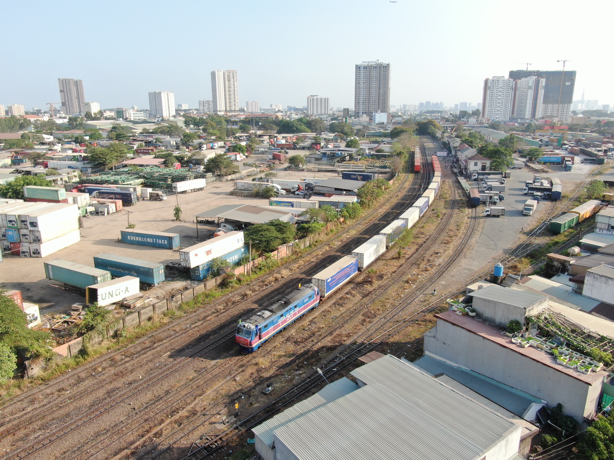 Khởi hành chuyến tàu container đầu năm đưa hàng từ ga Sóng Thần đi Trung Quốc- Ảnh 1.