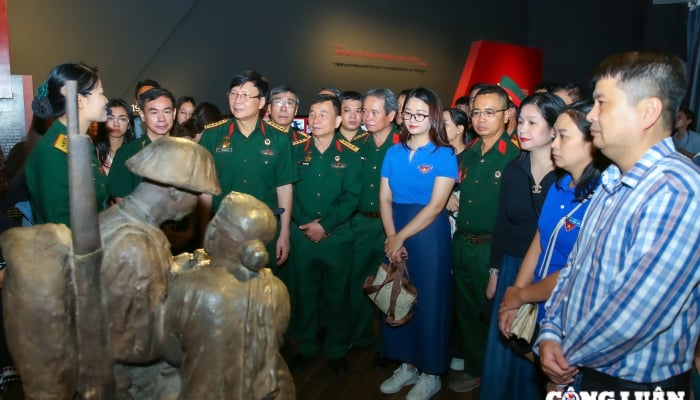 Una delegación de la Oficina Central de la Asociación de Periodistas de Vietnam visitó el Museo de Historia Militar de Vietnam