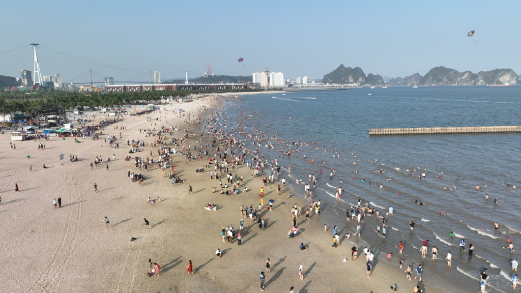 Tourists swim at Sun World beach (Bai Chay ward).