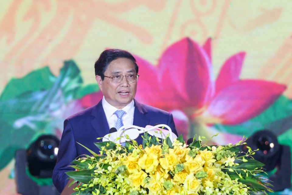 Premierminister Pham Minh Chinh betonte, dass Quang Binh im Laufe der Geschichte des Aufbaus und der Verteidigung des Landes trotz vieler Grenz- und Namensänderungen immer ein Ort „spirituellen Landes und talentierter Menschen“ gewesen sei und eine wichtige strategische Position im Land eingenommen habe – Foto: VGP/Nhat Bac