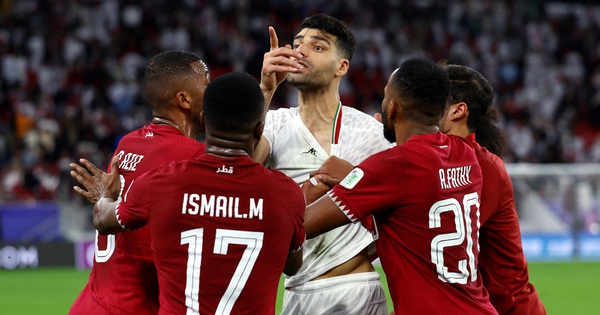 Iran players 'fight' with Qatar fans after loss