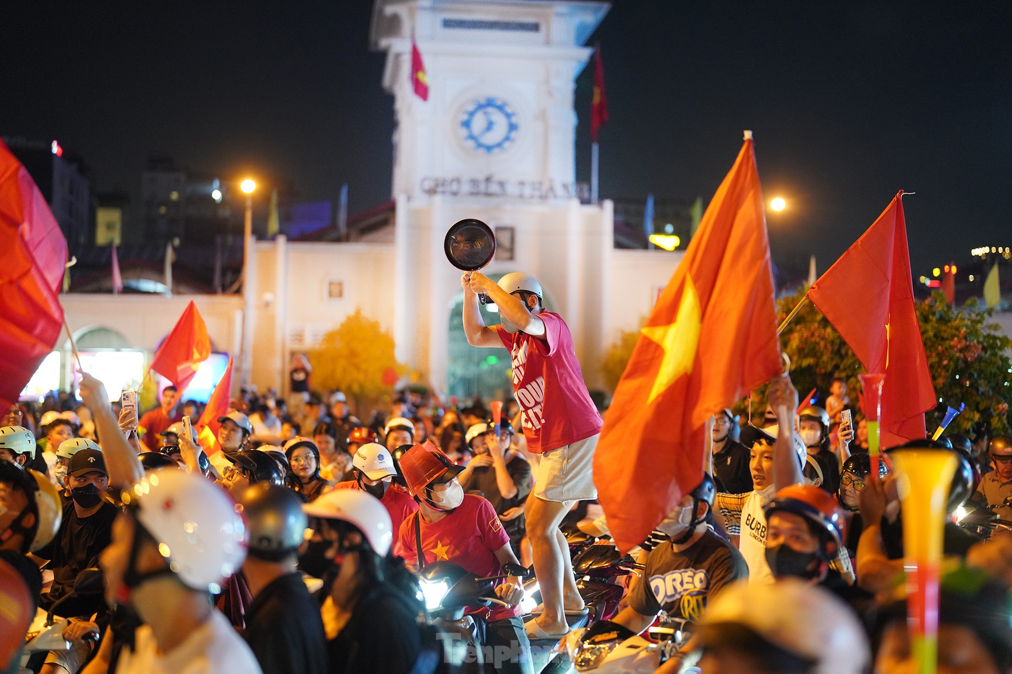 Ho Chi Minh City fans dye Ben Thanh market and central streets red photo 8