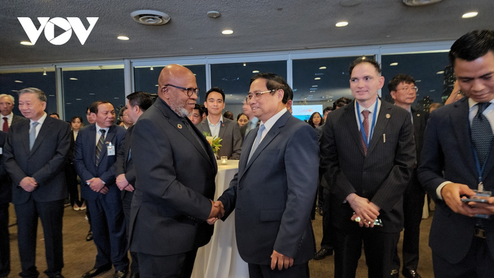 El primer ministro Pham Minh Chinh habla con los delegados que asisten al programa.