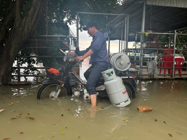 Muchos rascacielos en Ciudad Ho Chi Minh y Binh Duong están ocultos por las nubes y la niebla, foto 4