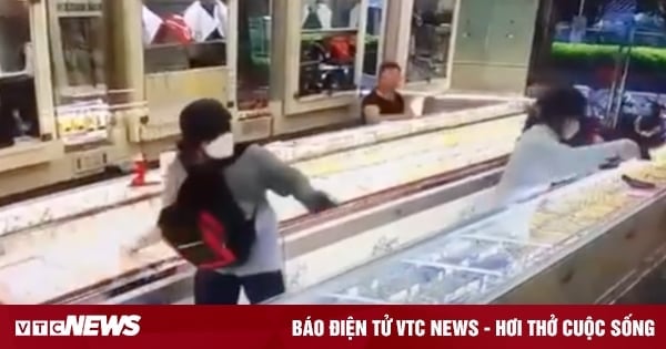 Two men carrying gun-like objects robbed a gold shop in Khanh Hoa