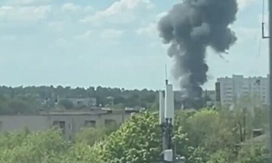 El humo se eleva desde el lugar del accidente del helicóptero Mi-8 en la provincia de Bryansk el 13 de mayo. Foto: RIA Novosti