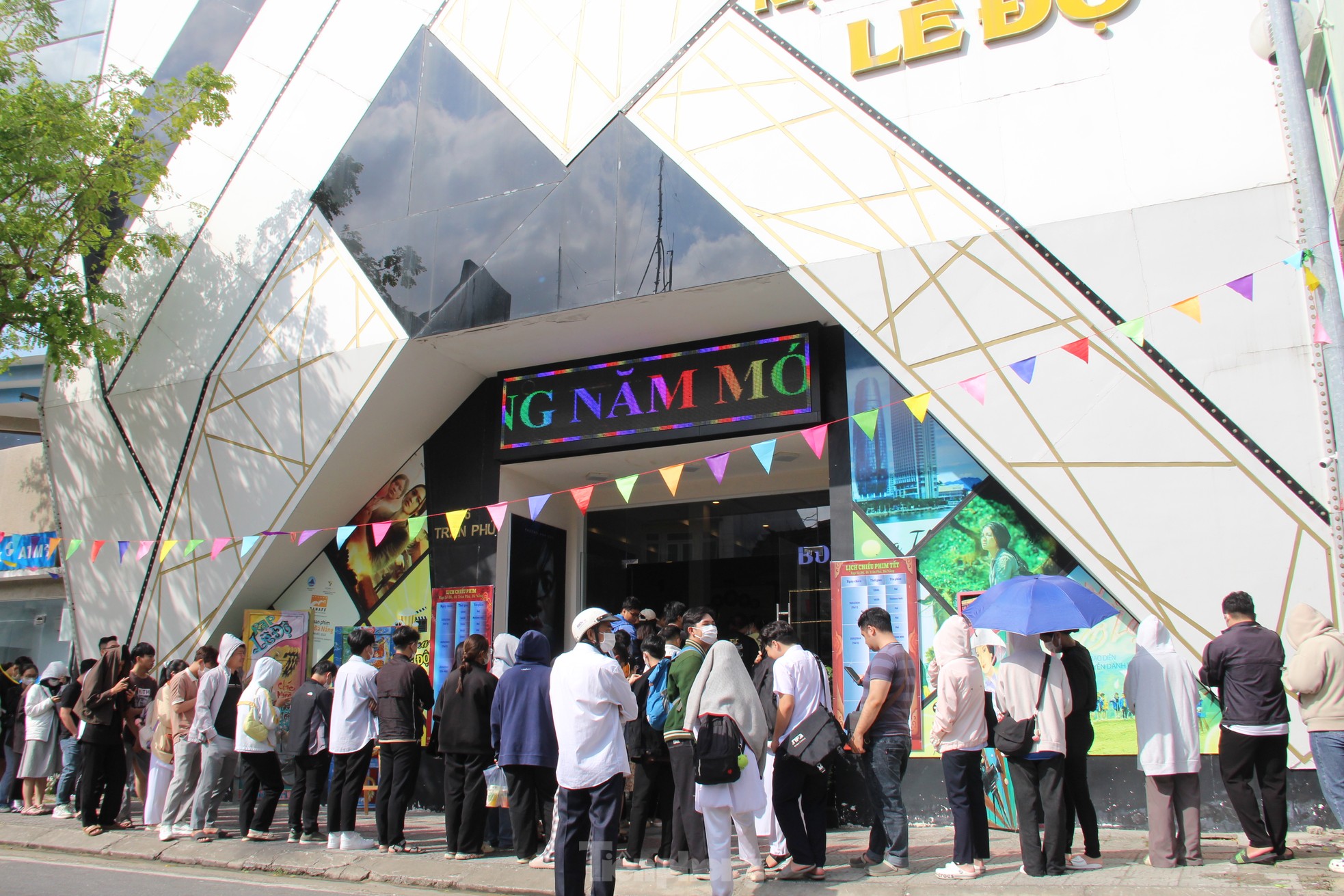 Young people lined up in the sun to buy tickets to see 'Peach, Pho and Piano' photo 9